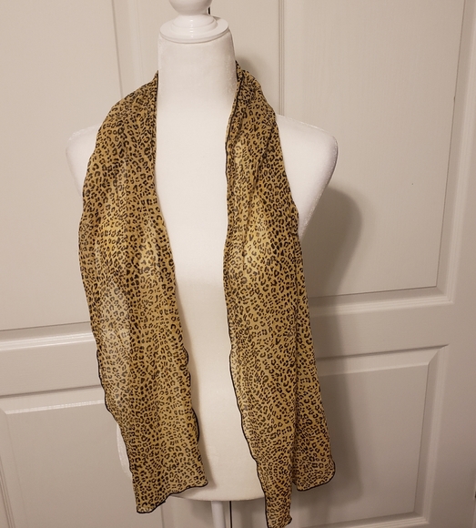 Accessories - Cheetah print lightweight scarf